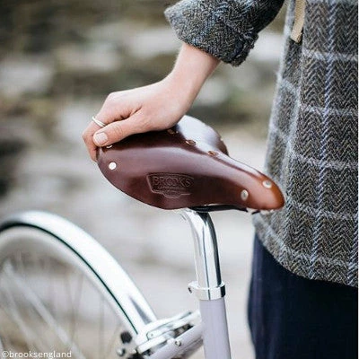 Selle Vélo Cuir Brooks B17 Short Standard Classic Pour Femme 5 Selle Vélo Cuir Brooks B17 Short Standard Classic Pour Femme – Image 5